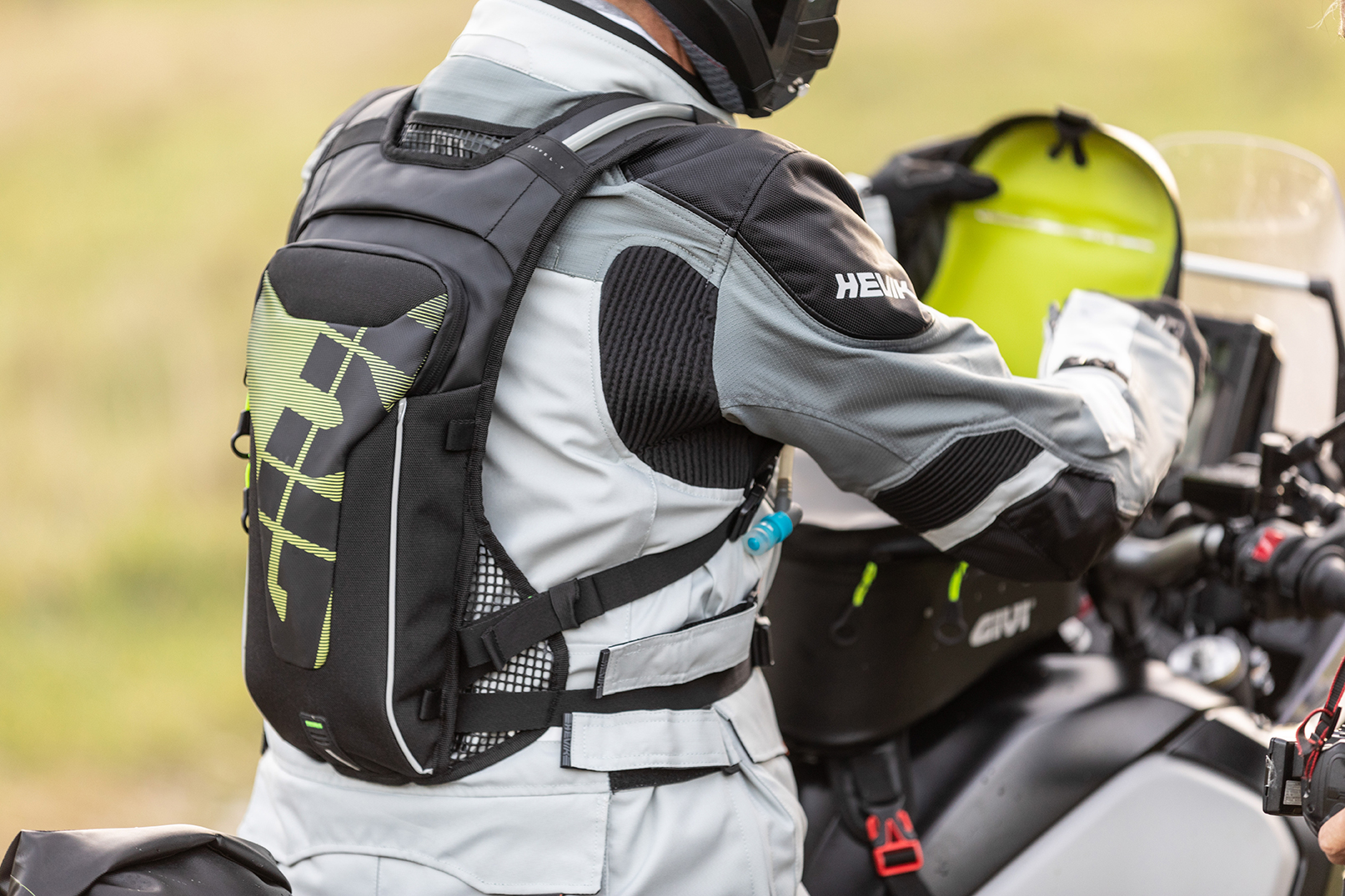 GIVI+PR%C3%84SENTIERT+DEN+NEUEN+RUCKSACK+MIT+INTEGRIERTER+TRINKBLASE+GRT719+UND+DIE+TRINKBLASE+HYDRAPAK+ELITE+T523+-+NICHT+NUR+F%C3%9CR+OFF-ROAD-FANS%21